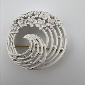 Pre-Owned White Monet Vintage Brooch, Flowered, Domed Pin Jewelry.